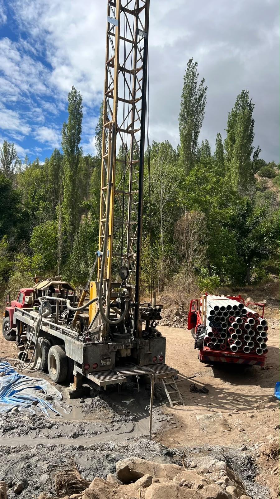 Sondaj makinesi, boru aracı ve ekipmanlarla devam eden gerçek saha çalışması
