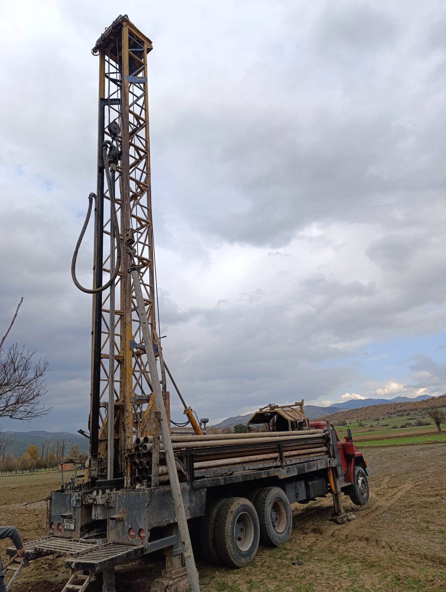 Kırsal tarım arazisinde kurulu su sondaj makinesi